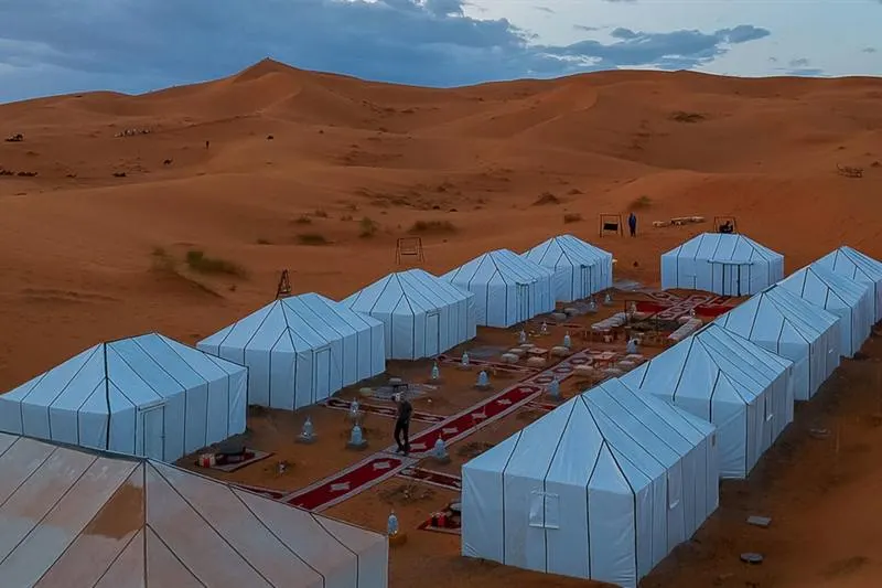 Carovana di dromedari al tramonto a Merzouga